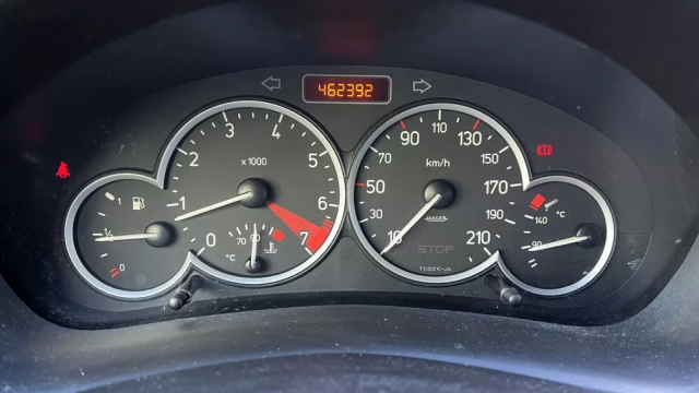 Někdo najel skoro 0,5 milionu km s malým Peugeotem, musí to být větší držák, než se zdá