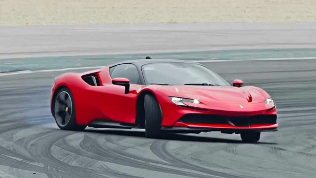 Majitel Ferrari za víc jak 10 milionů si na dálnici nevšiml, že píchnul pneumatiku. Jel dál, až se ucho utrhlo