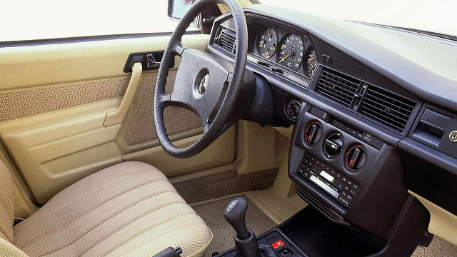 Muž po 22 letech vlastnictví prodal nezničitelný rodinný Mercedes. O 8 let později si raději to samé auto koupil zpátky
