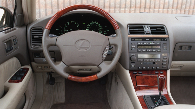 Muž si za 20 korun koupil ojetý Lexus s víc jak 1,6 milionu km. Dva roky ho nechal stát a pak ho zkusil nastartovat