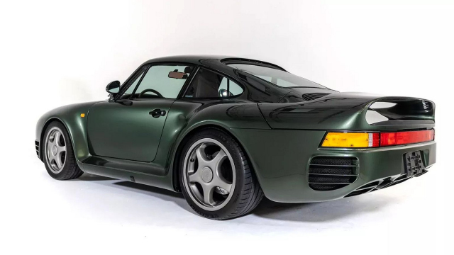 Tohle Porsche si kdysi koupil Nissan, aby „obšlehnul” řešení pohonu všech kol pro svou vlastní legendu