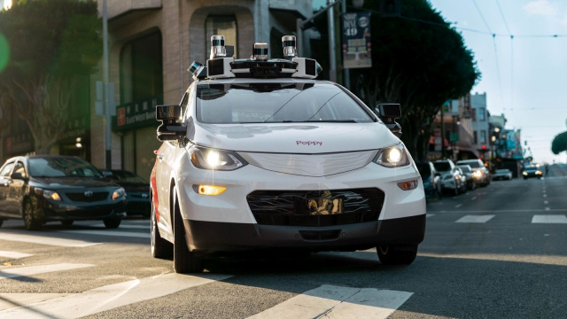 Elon Musk zesměšnil autopilot konkurence poté, co vůz omylem vjel do staveniště, zastavil a nevěděl, co dál