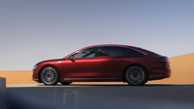 Číňané po odhalení Porsche za cenu Octavie prohlašují, že další novinka překoná i Rolls–Royce či Maybach, znovu levně