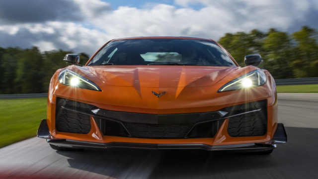 „Ferrari pro chudé“ od Chevroletu se utkalo s tím skutečným, přijaté výzvy teď může jen litovat