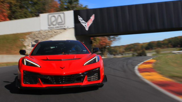 „Americkej kýbl” za 4 miliony ničí jeden okruhový rekord za druhým, je rychlejší než násobně dražší McLareny či Porsche