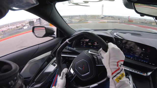 „Bugatti pro chudé” ohromilo svou rychlostí, vlastně levné auto na okruhu Formule 1 zničilo McLaren P1 i závodní motorku