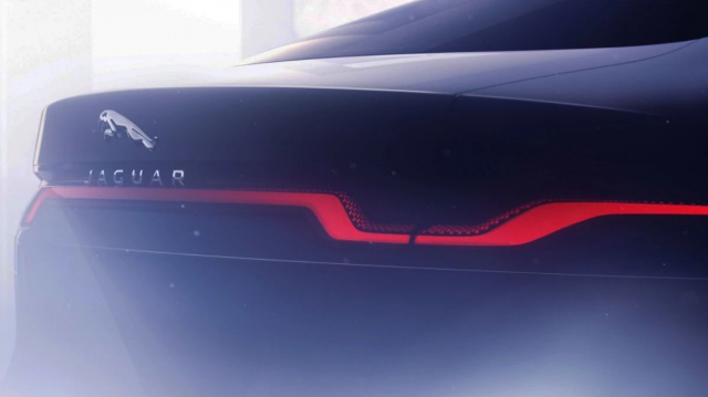 Než se u Jaguaru zbláznili, tohle byl jejich plán. Měli hotové jiné auto připravené na kdeco, prozradil tehdejší šéfdesignér