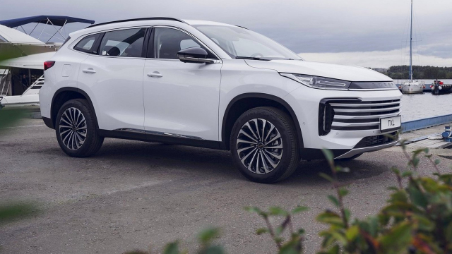 Čínská značka slibující luxus BMW za cenu Škody ohlásila vstup do EU, nabídne tu i spalovací motory