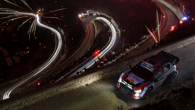 Jeden z favoritů WRC spektakulárně havaroval na domácí rallye, auto opakovaně poslal přes střechu, zázrakem minul stromy