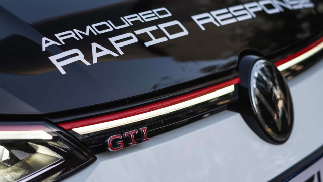 Firma začala prodávat obrněný VW Golf, „lidový tank” odolá i střelbě z AK–47