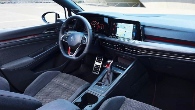 Takhle VW reaguje na svůj úpadek? Chce, aby sama řídila i jeho spalovací auta, to ho opravdu nespasí