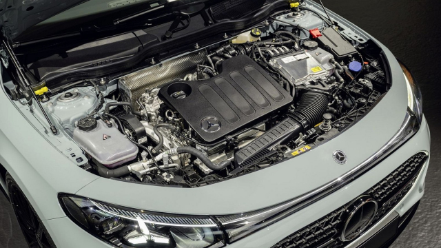 Mercedes se zpožděním začal prodávat nové CLA i se spalovacími motory. Tristní techniku z Číny doprovází ještě tristnější ceny