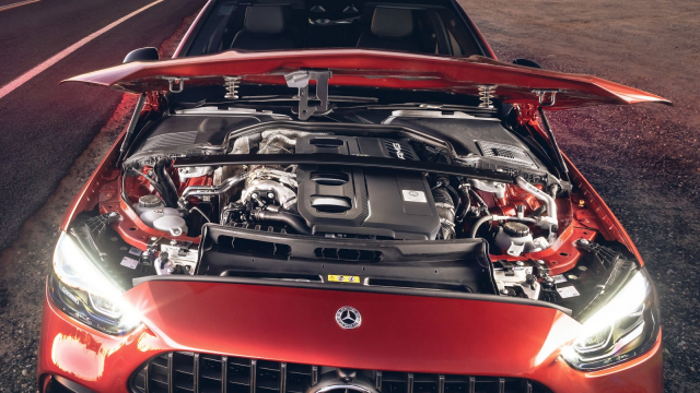 Kontroverzním Mercedesům–AMG s víc jak 400koňovými dvoulitry odchází motory, přesto jsou velmi drahé