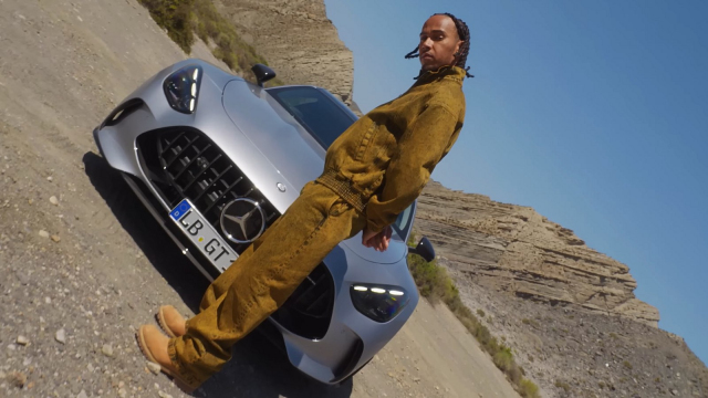 Mercedes ví, že je zle, když na podporu image své kontroverzní novinky povolal Lewise Hamiltona