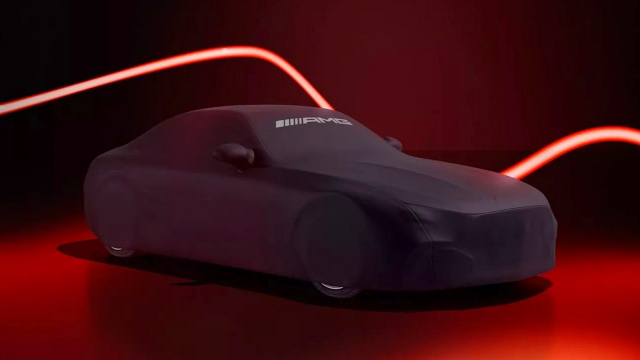 Cirkus Mercedes klesl na nové dno, od zákazníků bude vybírat peníze za odhalení nového auta