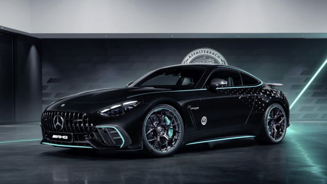 Nový limitovaný Mercedes oslavuje roky proher ve Formuli 1, zaujme jen tím, jak okatě zkouší tahat z lidí peníze