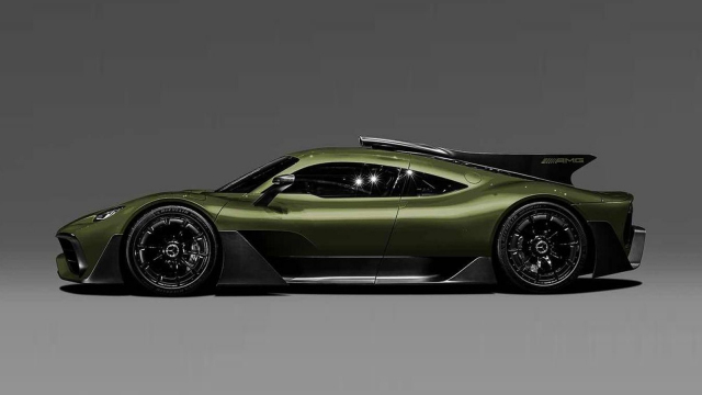 Silniční F1 od Mercedesu se dá „ojetá” koupit i v Evropě, tahle už zdálky vypadá jako ministr války