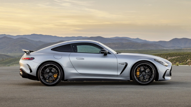 Nesmyslně těžké AMG GT dostalo kouř ve srovnání s „americkým kýblem”, vaz mu zlomila hned první zatáčka