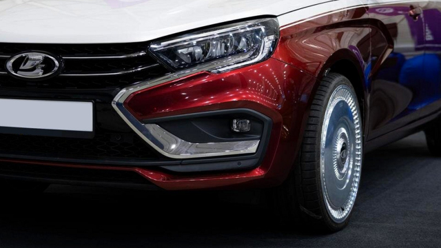 Rusové si nové Maybachy koupit nemohou, a tak si začali dělat vlastní z Lady. Připomíná to „ruský luxus” 80. let