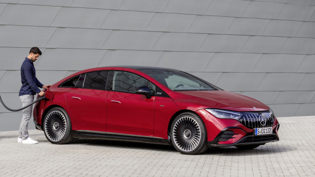 Nezájem o elektromobily dohnal Mercedes až k tomu, že všem zaměstnanců nařídil jezdit jen s nimi