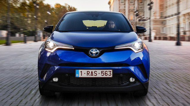 Populární Toyota CH–R je jako nová až nesmyslně drahá. Ojetou ji jako jeden z největších držáků vůbec koupíte už za třetinu