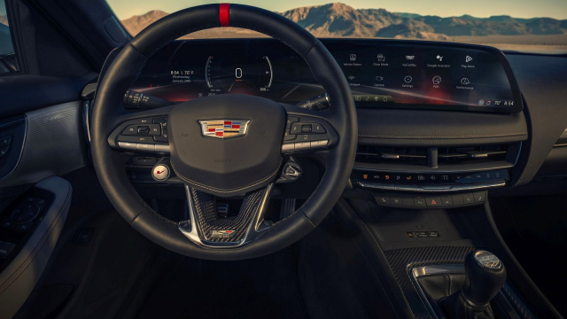 Jediné nové auto s motorem V8 a manuálem teď nabízí ještě víc, 677 koní nové verze krotí karbon–keramické brzdy
