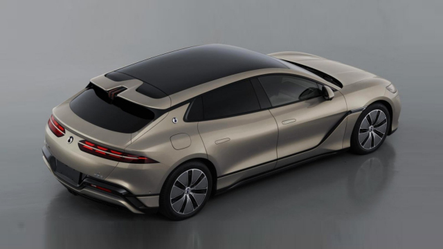 Čínský stylový kombík konkurující Porsche a Ferrari předčasně odhalil únik, na Evropany si vyšlápne s 965 koňmi