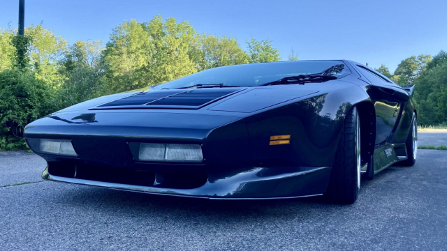 K mání je obrovský automobilový průšvih 90. let, který proslavil i zabil André Agassi, dodnes vypadá jako z jiné planety