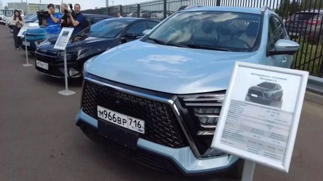 Další nový Moskvič byl předčasně odhalen, základ má ve 14 let starém korejském autě
