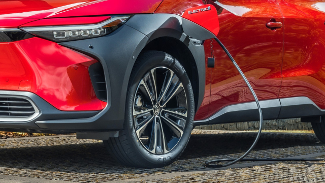 Už bylo načase. Toyotě a Hyundai zakázali reklamy na elektromobily, slibovaly prakticky nemožné