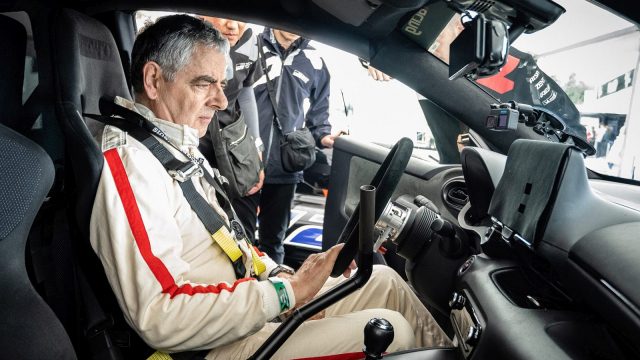 „Mr. Bean” se nejdřív otočil zády k elektromobilům, teď podporuje návrat k vnitřnímu spalování