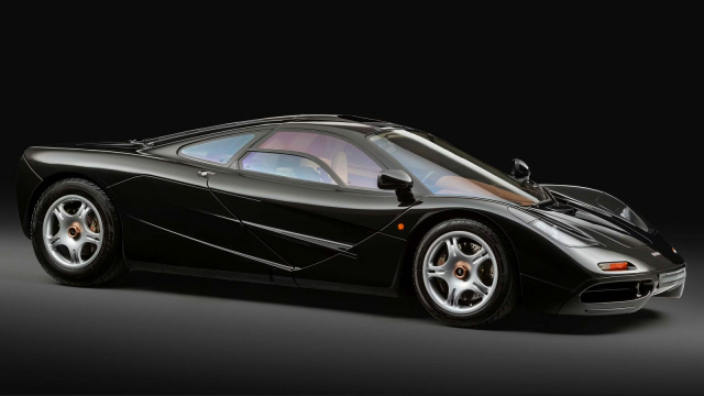 O tento McLaren F1 se klienti prali dřív, než byl vyroben, i když fakticky nevybočuje. Teď je na prodej a čeká se další mela