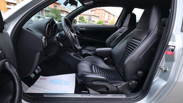 K mání dodnes nejetý stroj času přímo do dob, kdy jste si motor V6 mohli poručit i do malého auta