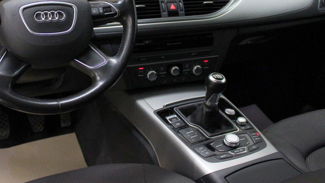 K mání je poklad staromilců, nejeté poslední velké luxusní Audi s motorem V6 bez turba, manuálem a výbavou jako z katalogu Škody