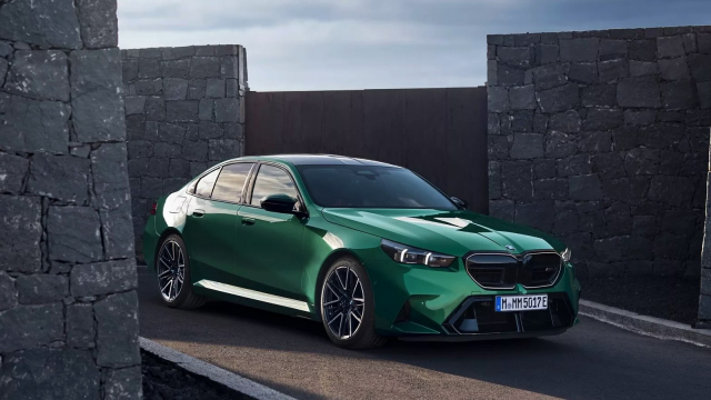Nové BMW M5 je přesně ten nesmysl, jakého jsme se báli. 2,5tunové monstrum, které je přes rekordní výkon pomalejší než dřív