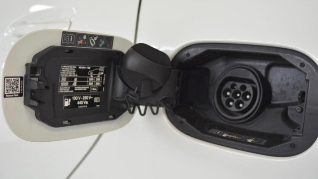 Elektrický propadák Mercedesu nikdo nechce ani jako ojetinu, první majitelé na něm prodělávají kalhoty