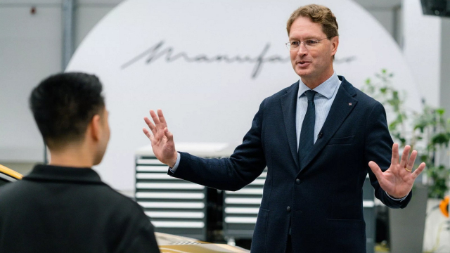 „Tohle není jen facelift, ale spíš nová generace,” roztleskává odhalení modernizované třídy S šéf Mercedesu