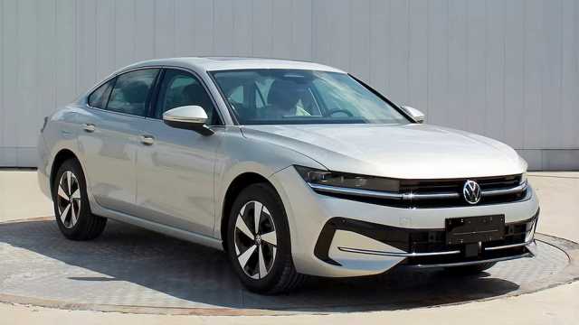 Bizarní nový VW Passat sedan udělaný ze Škody dostal tři displeje, v interiéru už skoro není místo na nic jiného