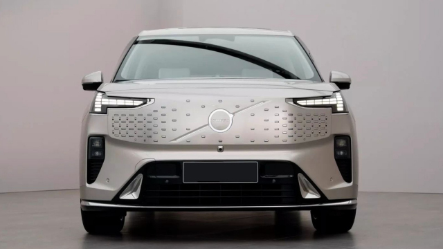 První MPV od Volva je „fejk“, Švédové naplácli vlastní logo na čínské auto. Naštěstí vám ho ani nechtějí prodat