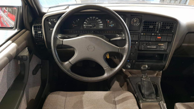 Oficiální dealer Opelu prodává dodnes nejetou legendu 80. a 90. let, skoro všechny sežrala rez