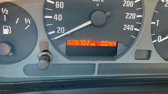 Zánovní BMW za 178 tisíc Kč není vtip ani omyl, první majitel doplatil na jeho nepopularitu