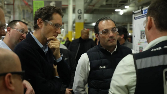 Nový šéf Stellantisu si za „vykydání chléva” vydělal zlomek toho, co dostal jeho předchůdce, který firmu poslal do rekordní ztráty