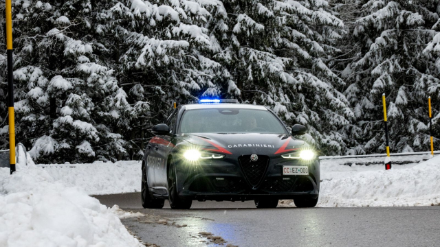 V Itálii došlo za bílého dne k přepadení jako z filmu, zloději maskovaní za policisty zastavili dodávku s penězi a vyhodili ji do vzduchu