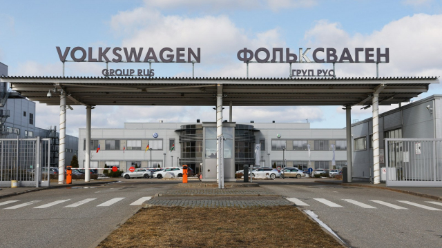 U bývalé továrny VW a Škody v ruské Kaluze byly nalezeny tisíce aut západních značek. Kde se tam vzaly, nikdo neví