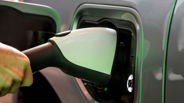 Elektrický propadák Fordu třech letech skončil, firma s ním splachuje do záchodu 404 miliard