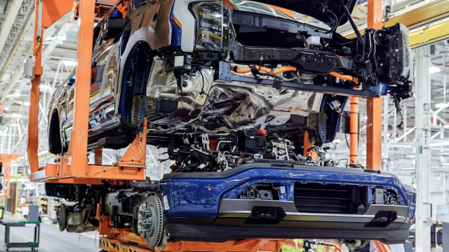 Ford zastavil výrobu a prodej většiny svých klíčových modelů, šéf značky naznačil další propouštění