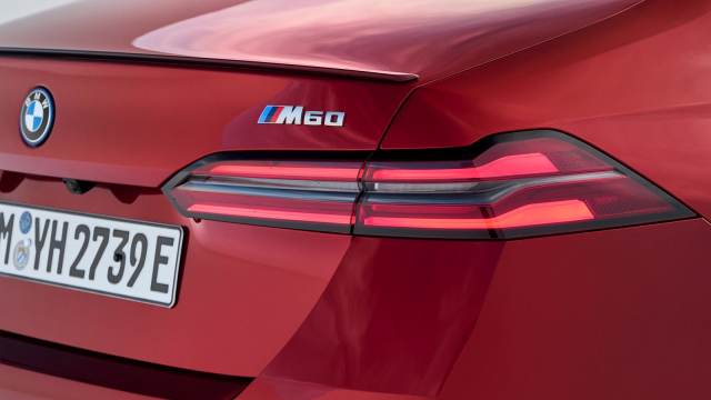 Nové BMW 5 s prvky z továrního programu M Performance nevypadá ani o trochu líp, připomíná lacinou čínskou kopii