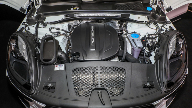 Porsche už brzdí s plánovaným koncem spalovacích modelů, vidí, komu všemu elektromobily neprodá