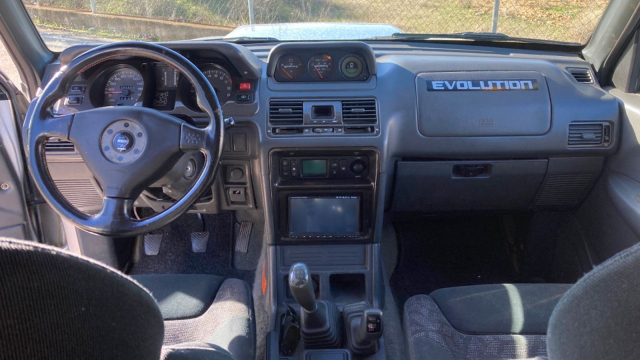 Že je SUV nudná krabice? V Evropě je k mání vzácné homologační Mitsubishi s manuálním řazením