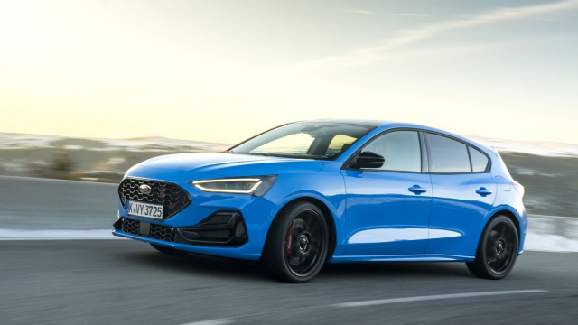 Venku je asi poslední nový Ford svého druhu. Další spalovací hot hatch s manuálem stěží vznikne
